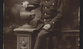 Polski kolejarz z początku istnienia II RP, kurtka mundurowa to rosyjski frencz wzoru z 1917 roku, z nałożonymi na kołnierz oznakami kolejarskimi